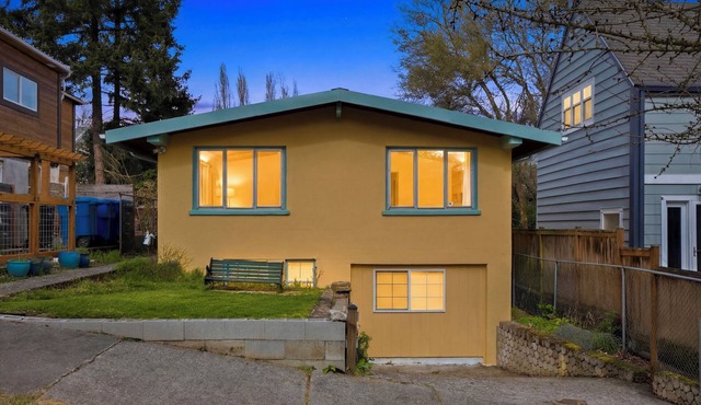 Serene MidCentury Gem 5BR Madison Park & World Cup in Seattle