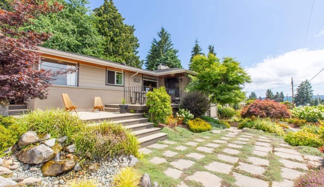 Serene Poulsbo 6br, Sleeps 12, Liberty Bay And Mountain Views in Poulsbo