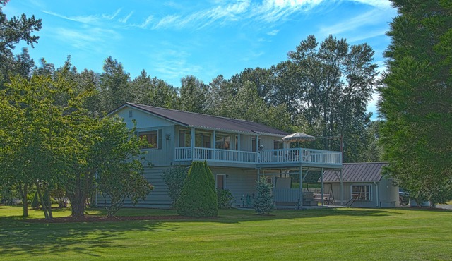 Skagit Valley Guest House bottom floor with stunning views of Mount Baker. in Mount Vernon