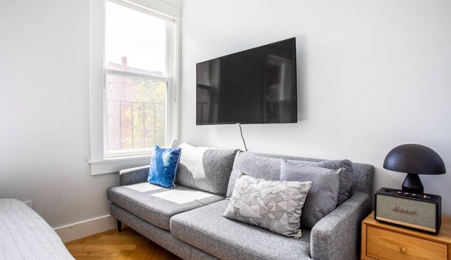 South End Studio, steps from Northeastern, Restaurants by Blueground in Boston