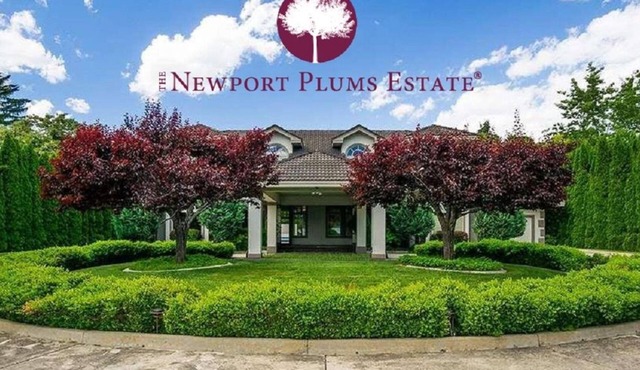 South Sandpoint Estate: Pool, Covered Spa, Theater & Walk to Downtown in Sandpoint