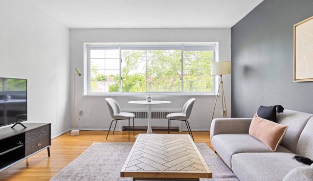 Spacious 1BR steps from Cooldige Corner in Brookline, by Blueground in Brookline