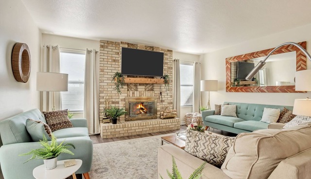 Spacious-2 Hot Tubs-close to 4 ski resorts! in Cottonwood Heights