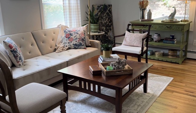 Spacious 3 bedroom with a view in the heart of charming New England town in Simsbury