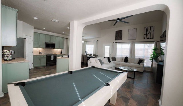 Spacious 3br/2.5ba Home Utsa/SixFlags/La Cantera/Short Drive to Downtown SA in San Antonio