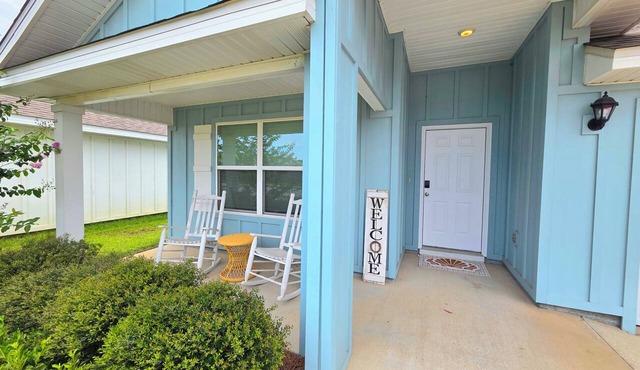 Spacious 4 bedroom sleeps 10 one level house only minutes to the beach! in Foley
