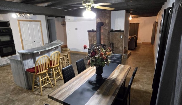 Spacious 5-bedroom Farmhouse cabin in charming Blanding with AC, WiFi in Blanding