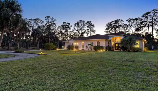 Spacious and Private Pool Home- Pet Friendly in Naples