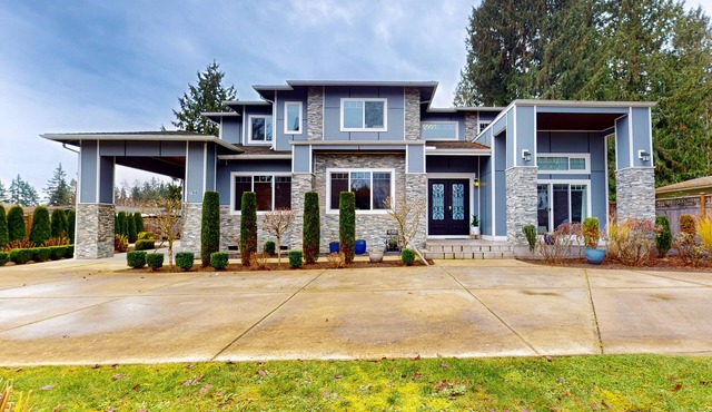 Spacious & conveniently located home with swim spa & two kitchens in Marysville