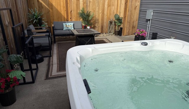 Spacious Cottage -Hot Tub, Patio, Fire Table, WIFI in Central Point