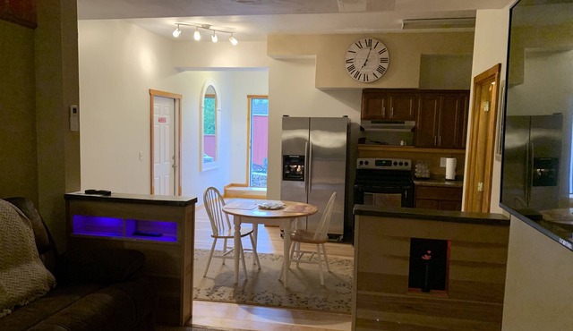 Spacious Cozy Fully equipped and updated 1 BR Apt in Tiverton