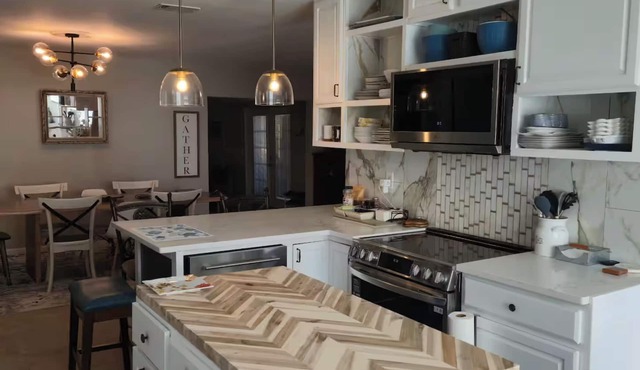 Spacious Cul-de-Sac Retreat w/2 Master Suites in Fort Walton Beach