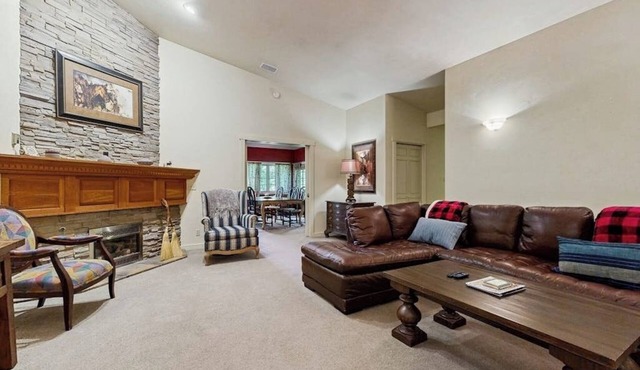 Spacious & inviting home near town with jetted tub, gas fireplace & WiFi in Bellevue