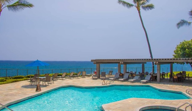 Spacious Kona oceanfront 6 bedrooms for 14! in Kahaluu-Keauhou