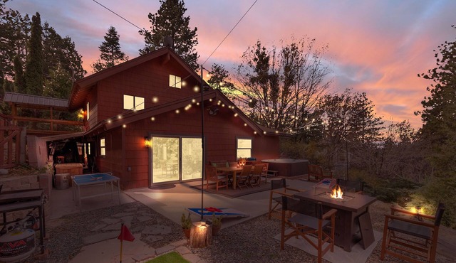 Spacious, Modern Mountain Cabin with Hot Tub in Running Springs