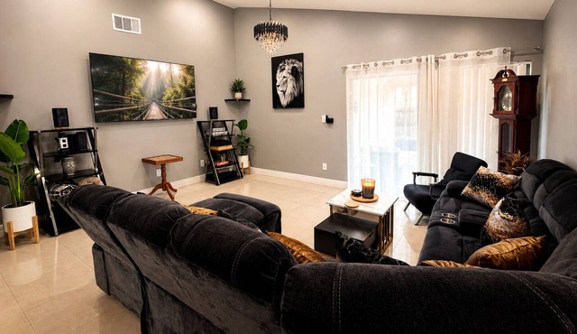 Spacious Orlando Retreat Near UCF & Downtown, Family-Friendly 3BR Home in Orlando