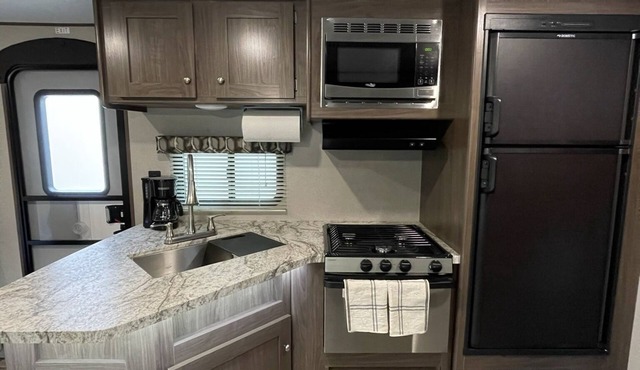Spacious RV w/large shower & Queen bed in Pacific