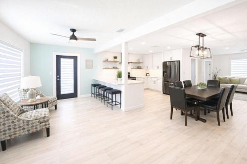 Spacious Upadated 2 King Beds Pets Welcome With Large Private and Fenced Yard Minutes to Beaches in Venice