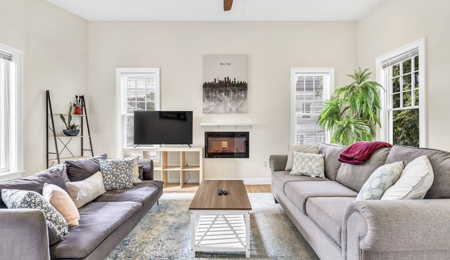 Sparkling Boston Townhome with AC, Parking, Roku TV, Patio, Pet Friendly! in Boston