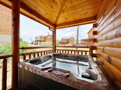 Splendid 2Cabins Sleeps 28 Pool Hot Tub More in Pigeon Forge