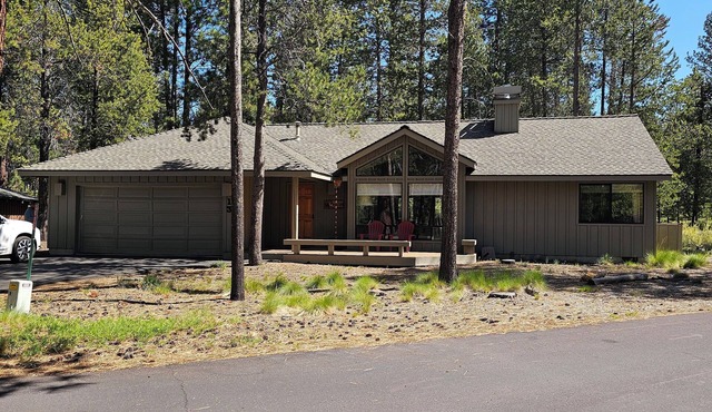 Stag Lane, Sunriver. Great Location! Single-level home, SHARC Passes, hot tub! in Sunriver