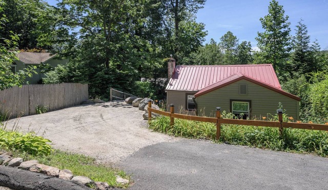 Step back in time with our 2-bedroom cottage in charming New Hartford! in New Hartford