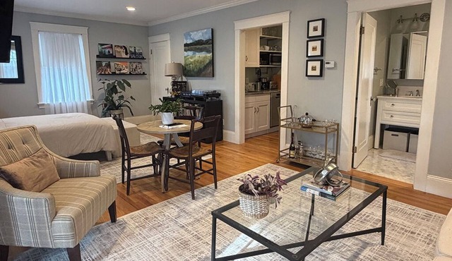 Studio in historic Hill & Harbour, walk to town, close to beaches & Newport in East Greenwich