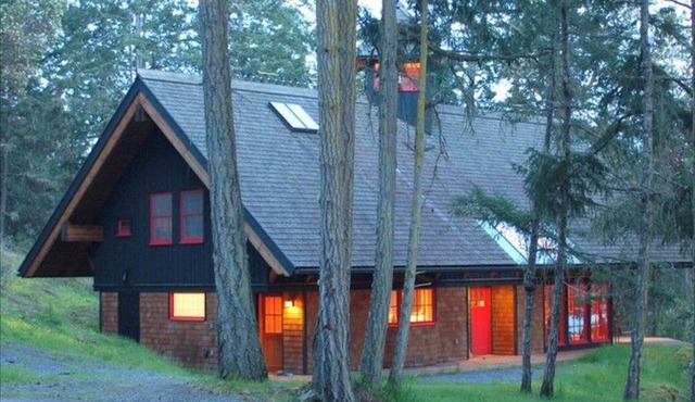 Stunning 4 bedroom water view home on Historic Slanted Apple Farm- sleeps 8 in Eastsound