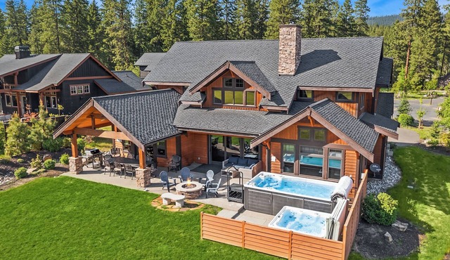 Stunning GOLF COURSE HOME with SWIM SPA! 300 yards from the Winery! in Cle Elum