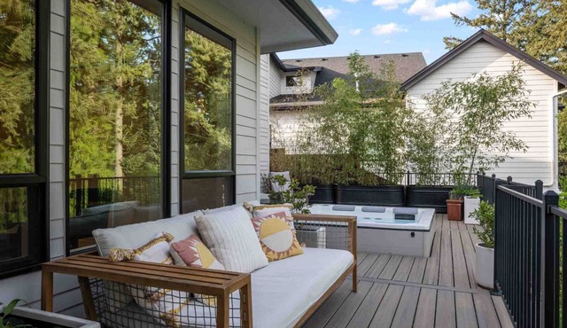 Stunning New Build w/ Huge Deck Overlooking Greenspace, Hot Tub, Pet Friendly, & Chef's Kitchen, BBQ in Happy Valley