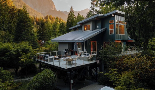 Stunning Riverside Resort w/view, hot tub, sauna! in Gold Bar