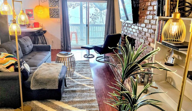 Stunning Views~ Beulaire, a MCM Hillside Retreat Suite. Beautiful Views~ in Roseburg