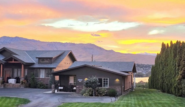 Stunning Views & No Check-Out Chores! in East Wenatchee