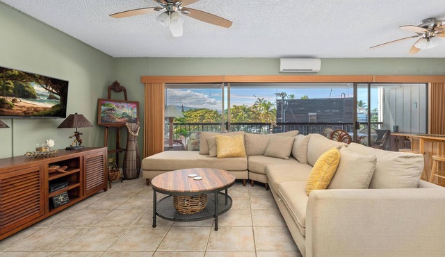 Summer Deal Downtown Kailua-Kona Condo with Lanai and Beach Access