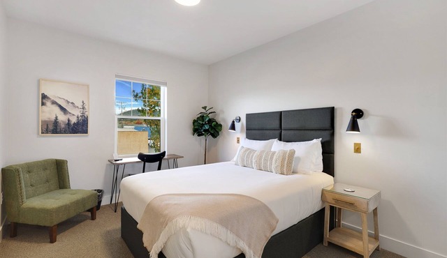 Summit Lofts, Downtown Mt Shasta, Queen Bed, #207 in Mt Shasta