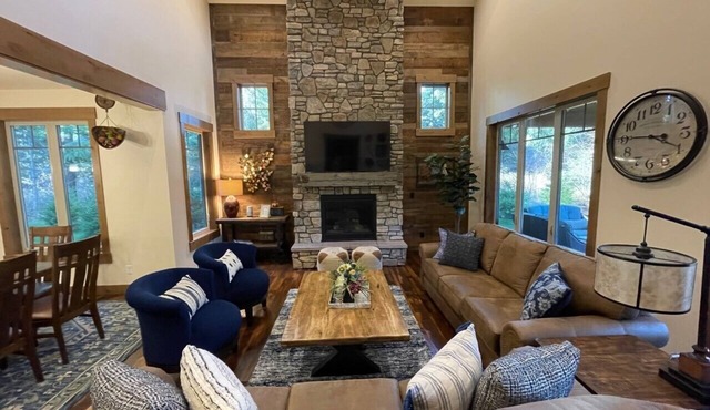 Suncadia Well-Appointed Clean Home FirePit HotTub Fireplace FreeBikes GameRoom in Cle Elum