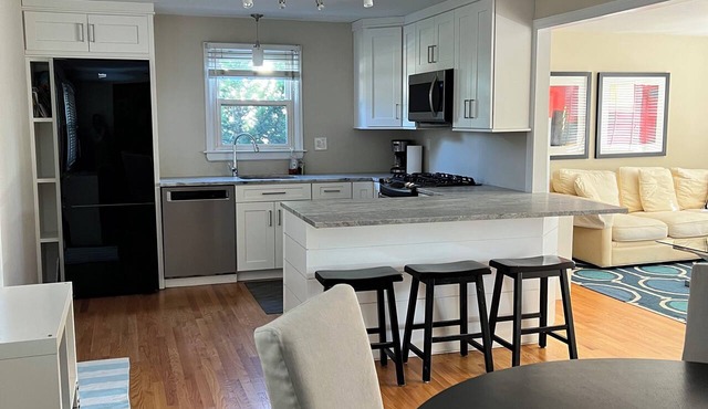 Sunny Modern 3 bedroom House Walk to Beach and Town in Fairfield