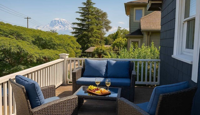 Sunny Seattle Home Mt Rainier, UW Steps Away in Seattle