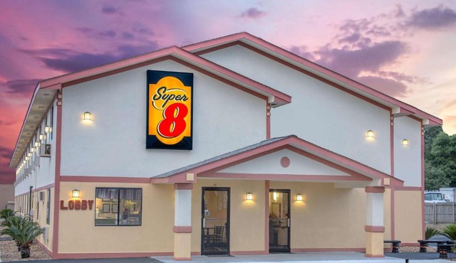 Super 8 by Wyndham Douglas in Douglas