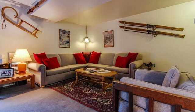 Superb 2-bedroom house with AC in Cottonwood Heights 15 minutes to Alta Snowbird in Cottonwood Heights