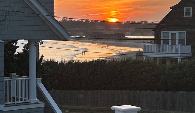 Surfside! Fantastic Beach House, Near Restaurants, Cliff Walk, Close to Downtown in Middletown