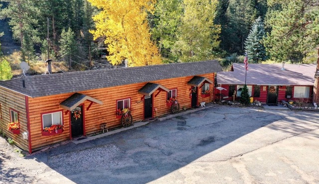Take it EZ cabin overlooking the river with HOT TUB on the deck 5 min to Estes! in Drake