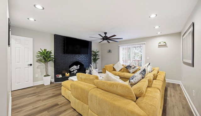 The 6BDR Retreat House-Poolside Comfort & Playful Vibes-Sleeps 28 in East Point