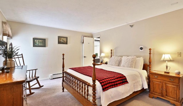 The Birch Ridge- Colonial Maple Room #1 - Queen Suite in Renovated Killington Lodge home in Killington