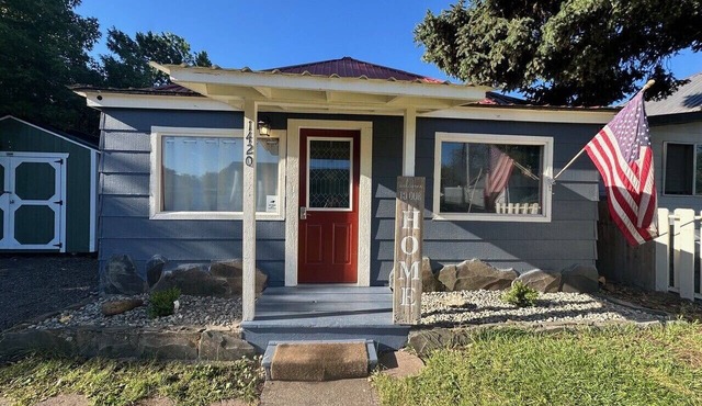 The Blue Bungalow 2br in La Grande