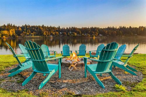 'The Hammersley' Luxury Waterfront Estate! in Shelton