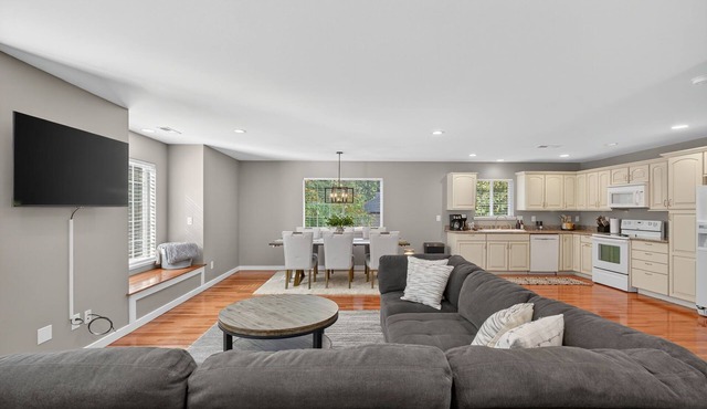 The Hideaway Retreat, Two Kitchens, Near Golf in Portland
