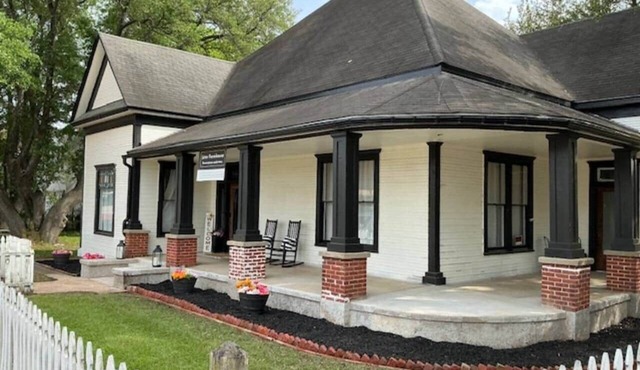 The Jeter Farmhouse - Historic Whole-Home Rental in Gladewater