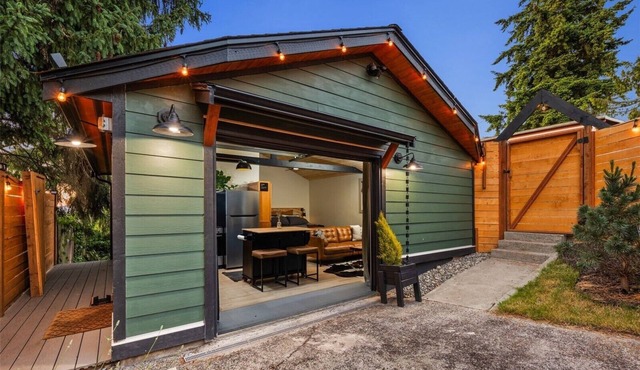 The Pinewood ~ A serene PNW studio retreat with charm & privacy in Tacoma in Tacoma