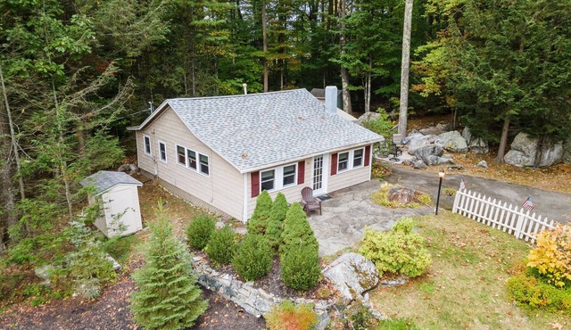 The Ultimate Getaway at a Charming Two-Bedroom Lakeside Cottage on Winnipesaukee in Alton